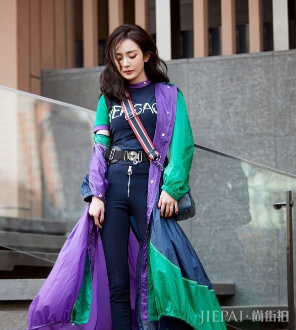 杨幂真是从小美到大,这腰看着绝对不到二尺吧!